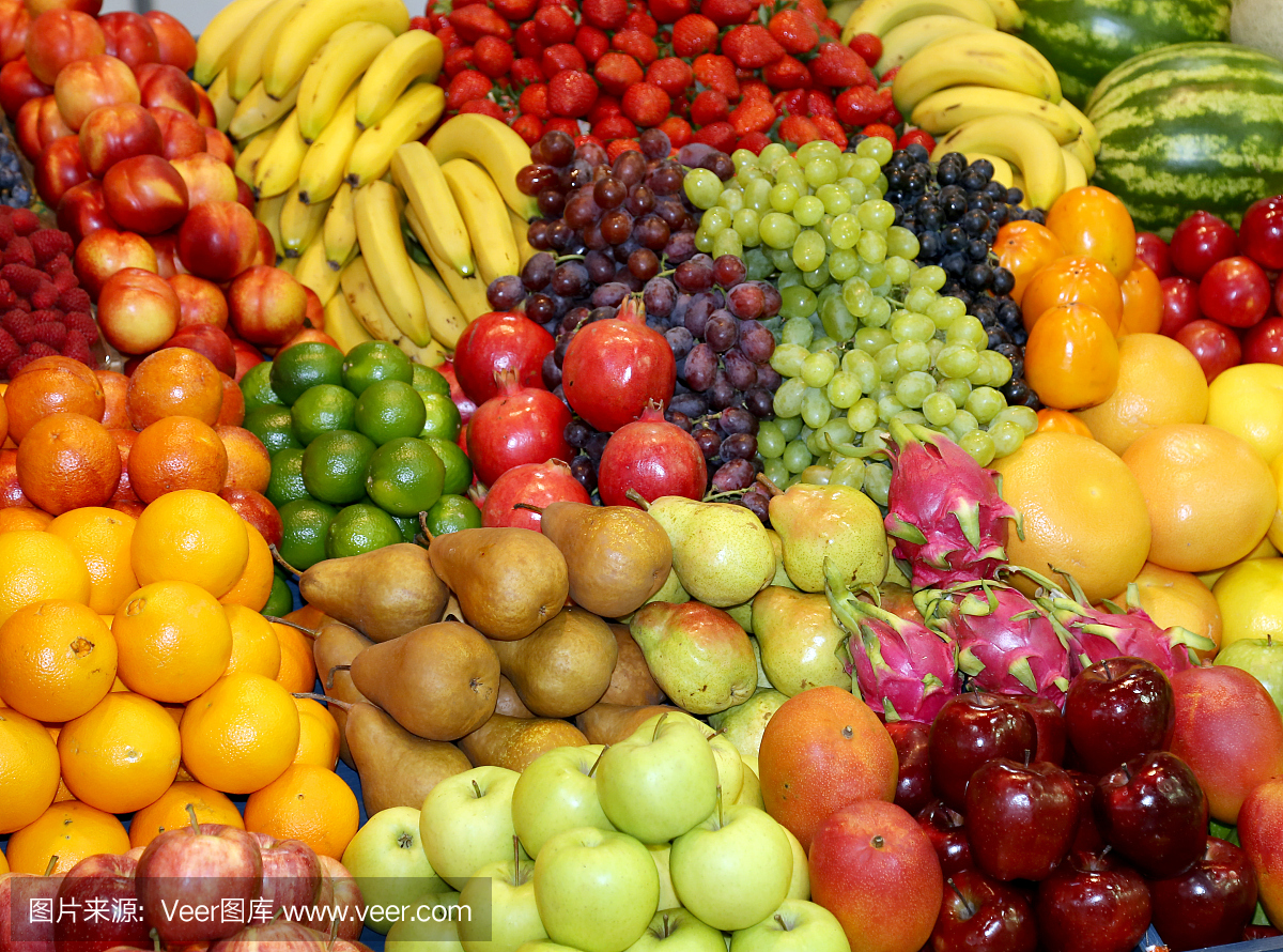 农贸市场有各种色彩鲜艳的新鲜健康水果出售。市场上有多种成熟的新鲜水果可供选择